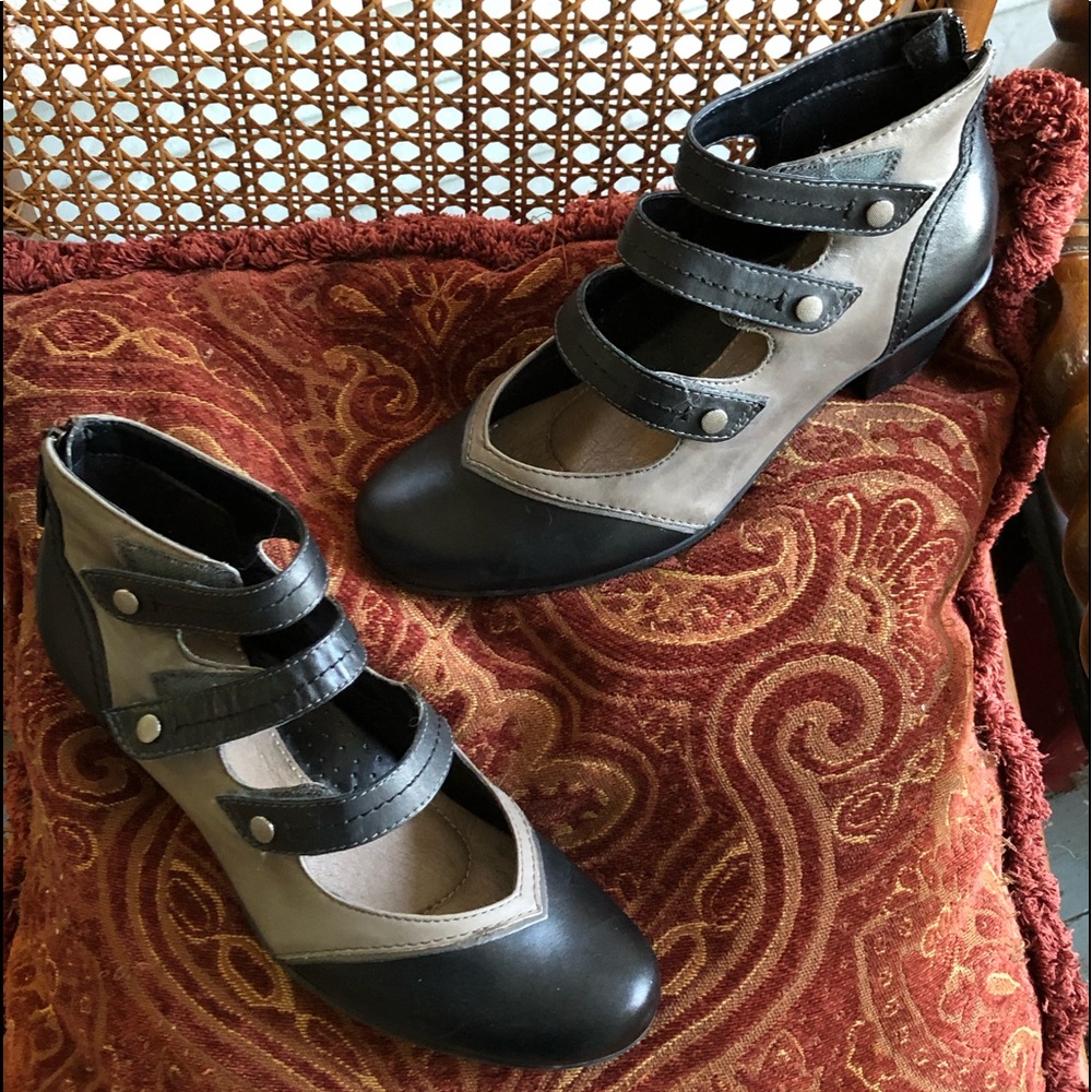 Earth Serrano Triple-Strap Ankle Boots | Black & Gray | 8M